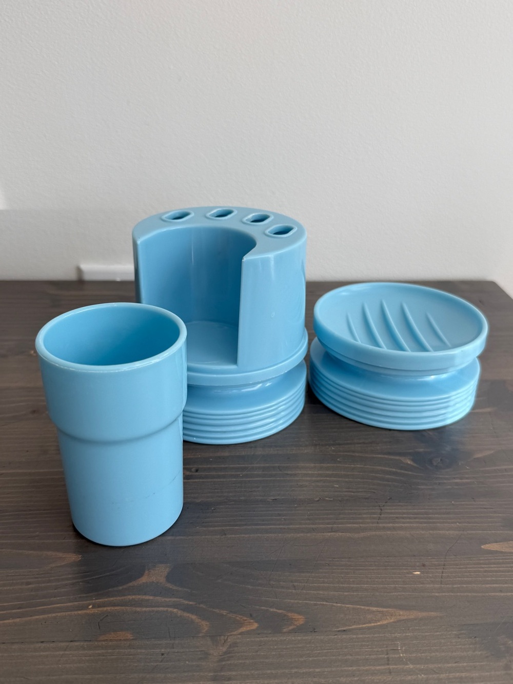 Vintage plastic Rubbermaid bathroom set
